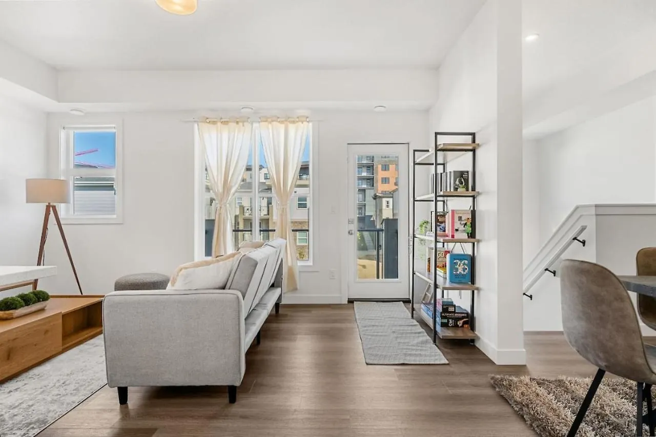 New Luxury Rated Aspen Home, Incl. Free Banff Pass YYC