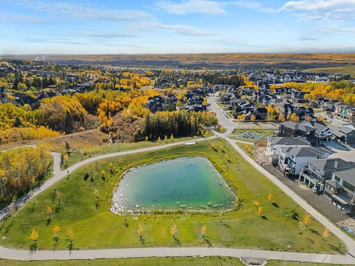 New Luxury Rated Aspen Home, Incl. Free Banff Pass YYC