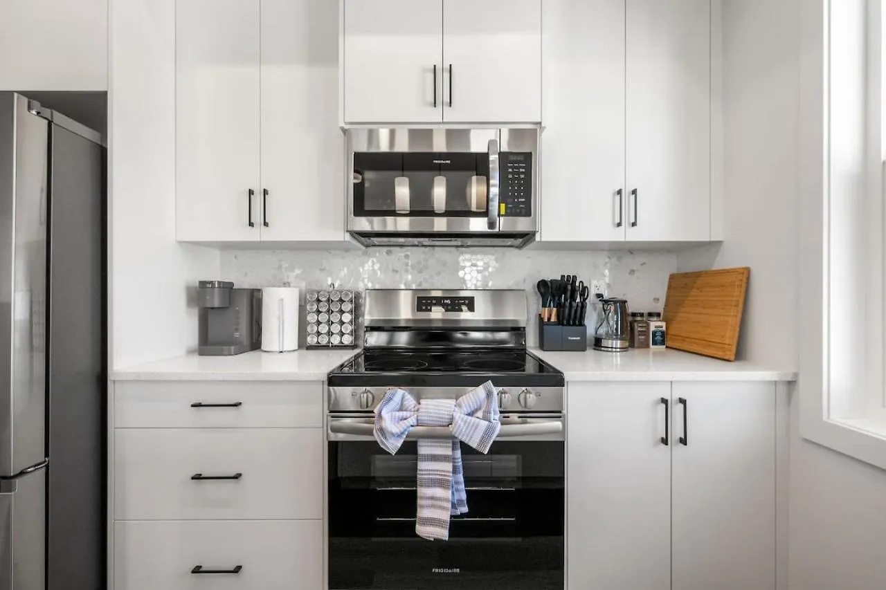 New Luxury Rated Aspen Home, Incl. Free Banff Pass YYC 0*,
